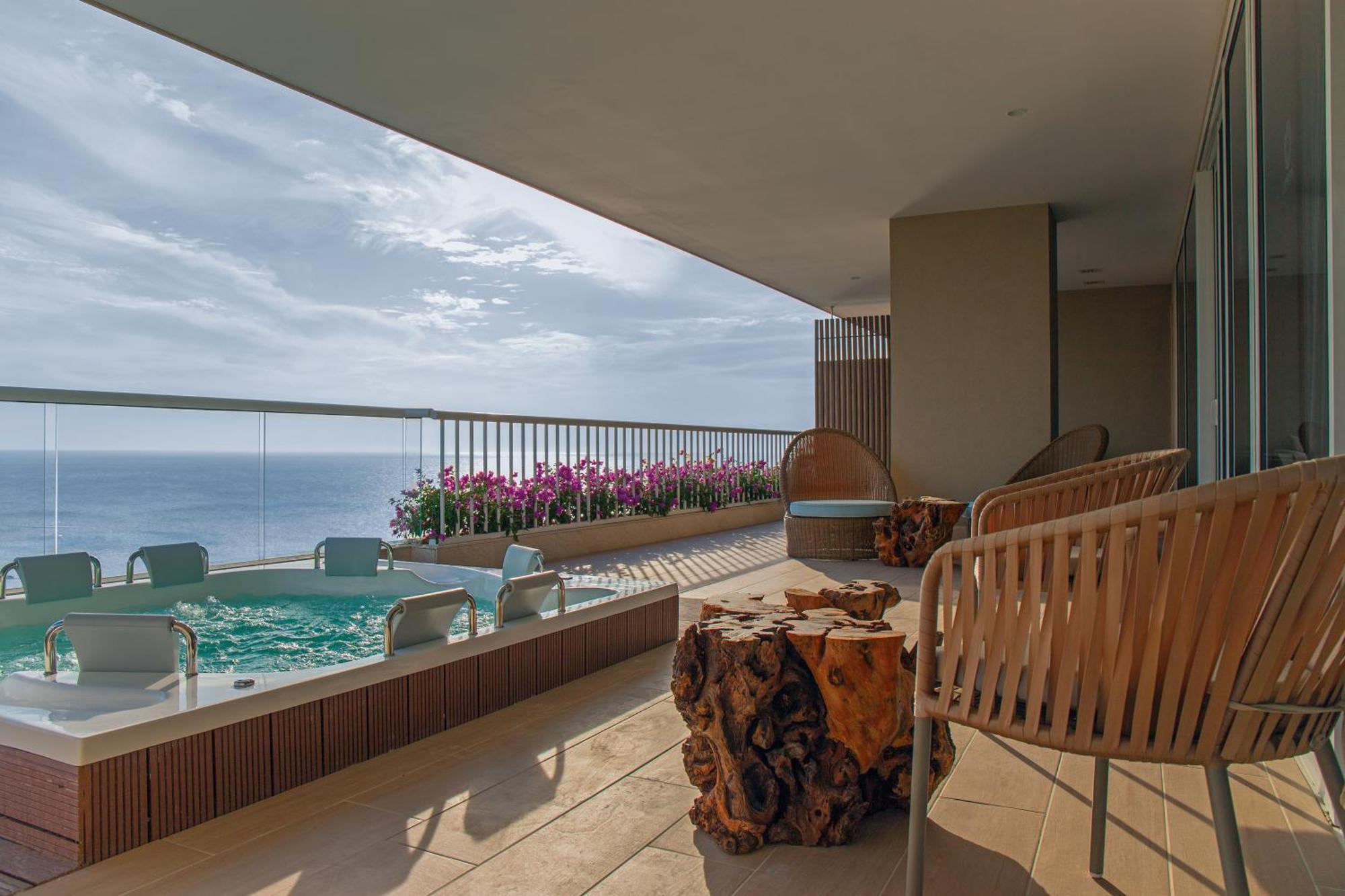 Hotel Irotama Lago Santa Marta  Exterior foto Balcony with a jacuzzi