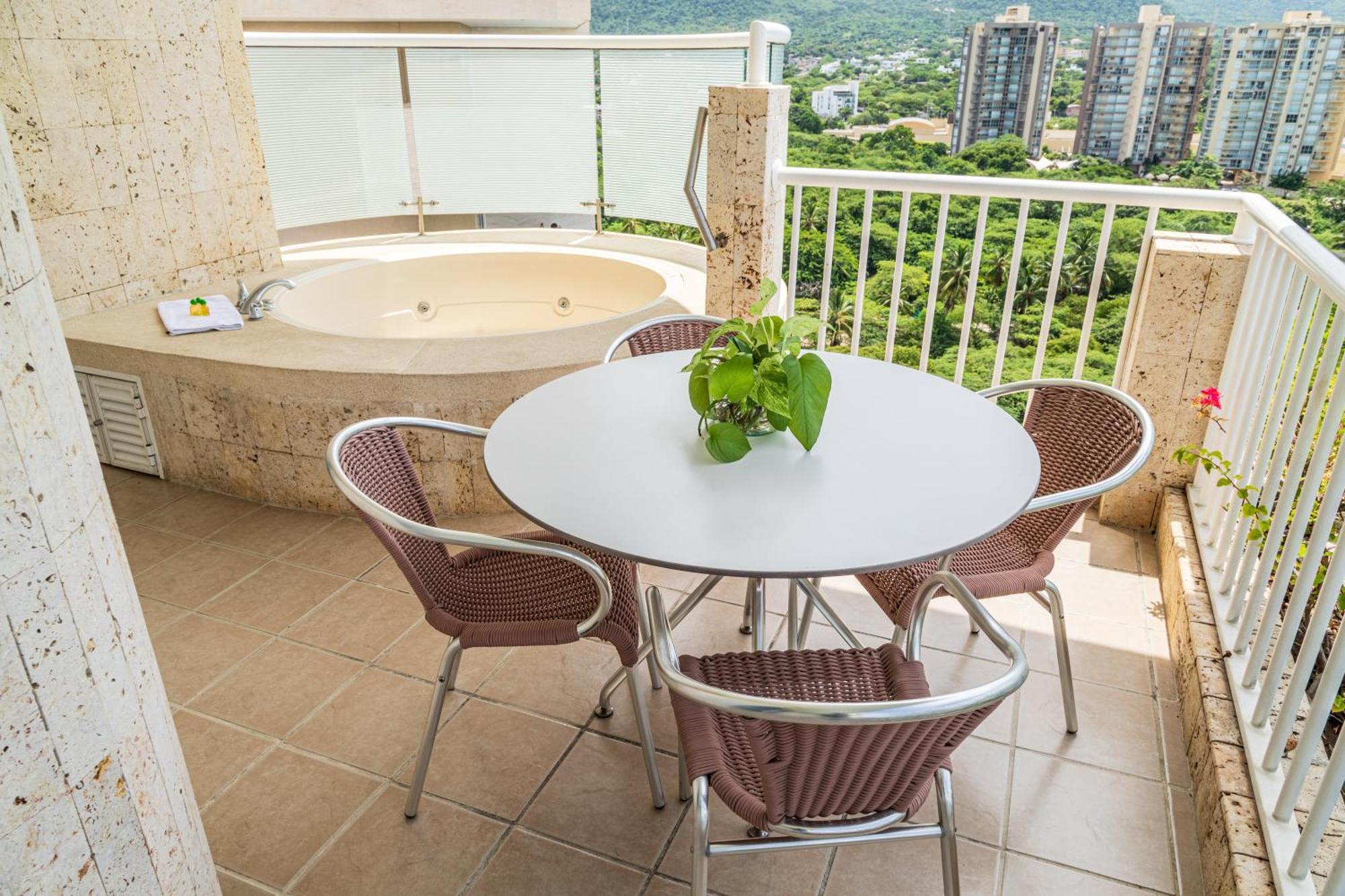 Hotel Irotama Lago Santa Marta  Exterior foto A balcony with a small kitchen