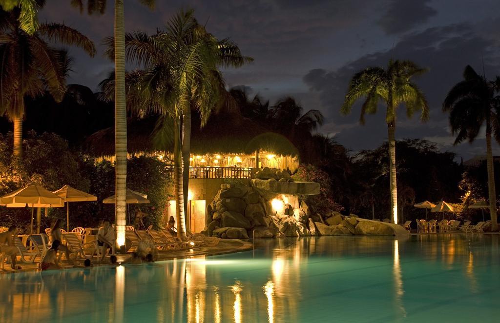 Hotel Irotama Lago Santa Marta  Exterior foto The Rock Bar at night